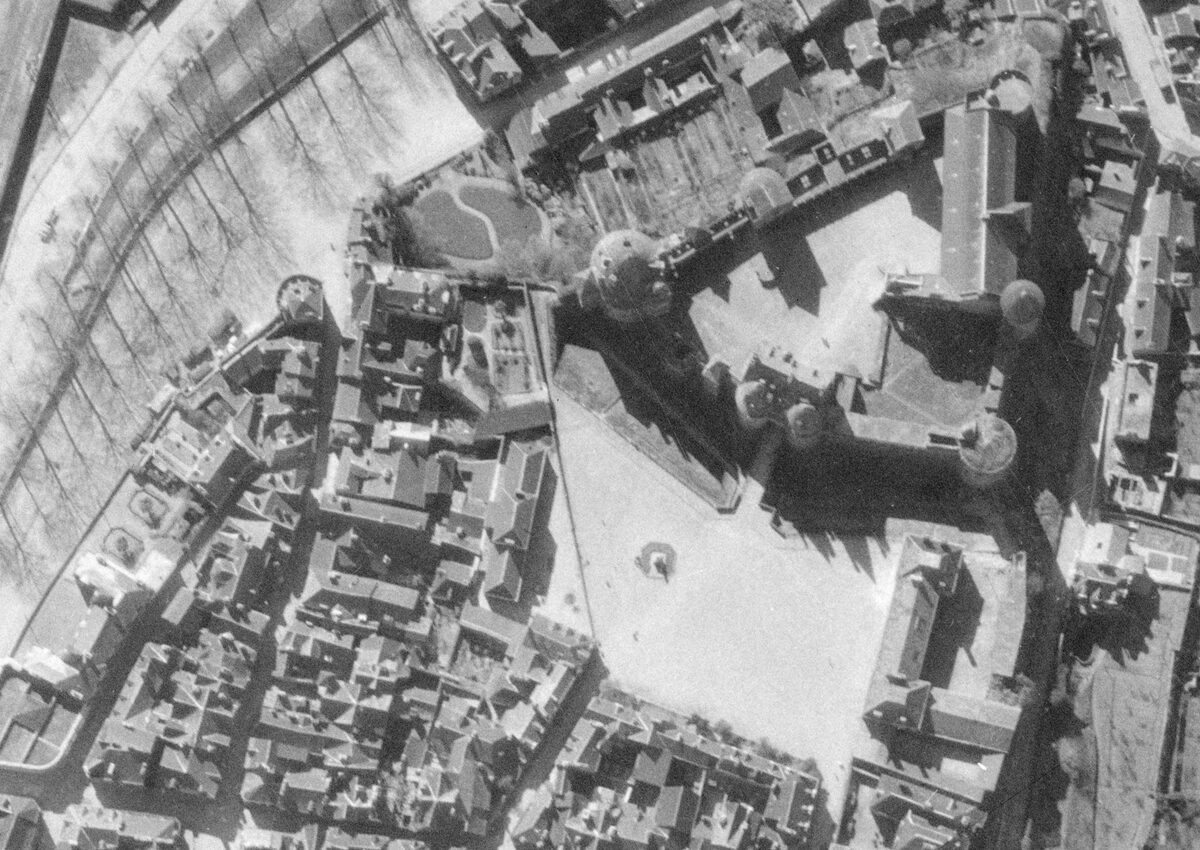 Le château de Vitré photographié depuis le ciel par l'IGN le 11 avril 1947, son esplanade encombrée de constructions basses