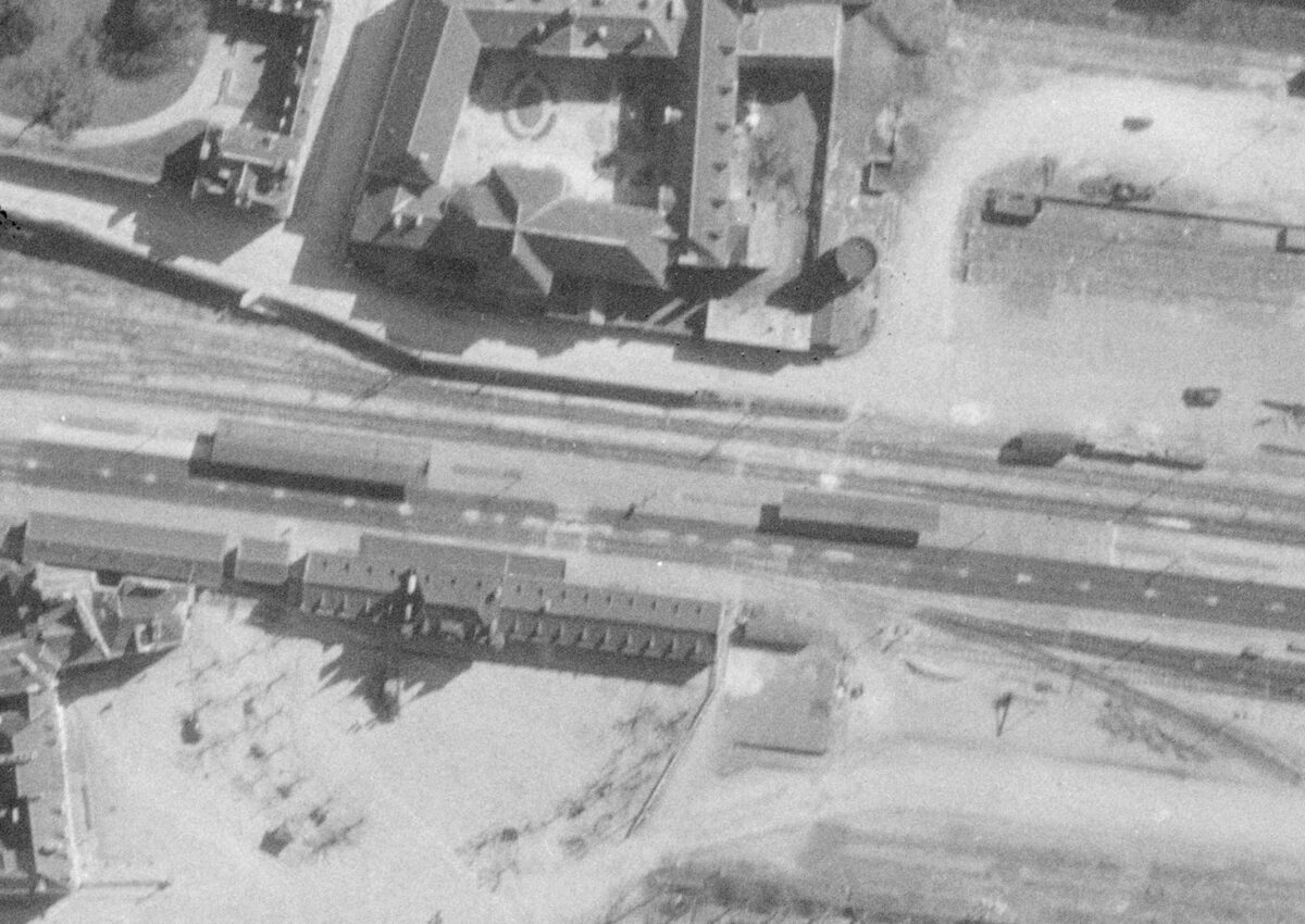 La gare de Vitré photographiée depuis le ciel par l'IGN en 1947, entourée de voies de triage, de wagons de marchandises et d'entrepôts
